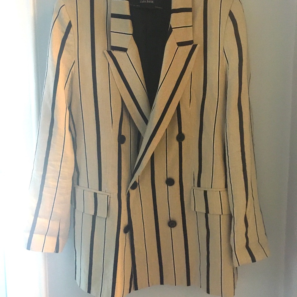 Stylish ! ✨Zara blazer with padded shoulders.
